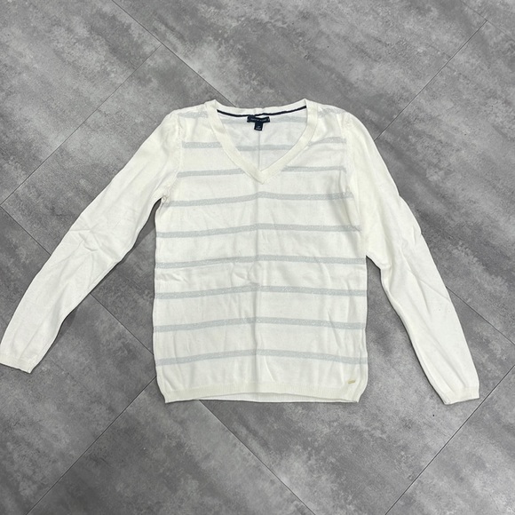 Size small lightweight Tommy Hilfiger V-neck sweater